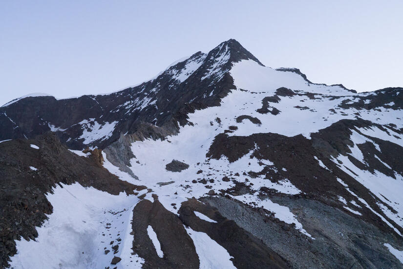 The route, (up to the top of the snow and then up the ridge)