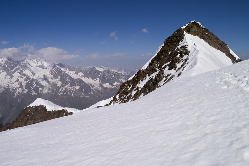 The snow arete up to the foresummit