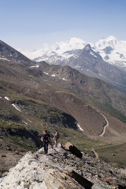 On the impressive moraine approaching the start