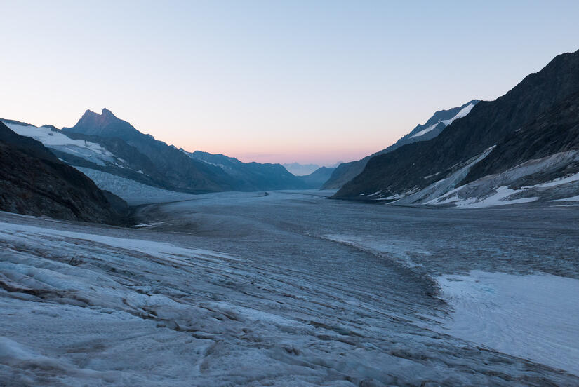 Sunrise down the Aletschgletscher