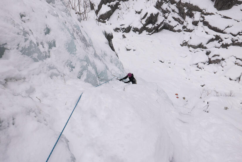 Lucy climbing Nedre Svingfoss