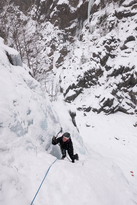 Lucy climbing Nedre Svingfoss