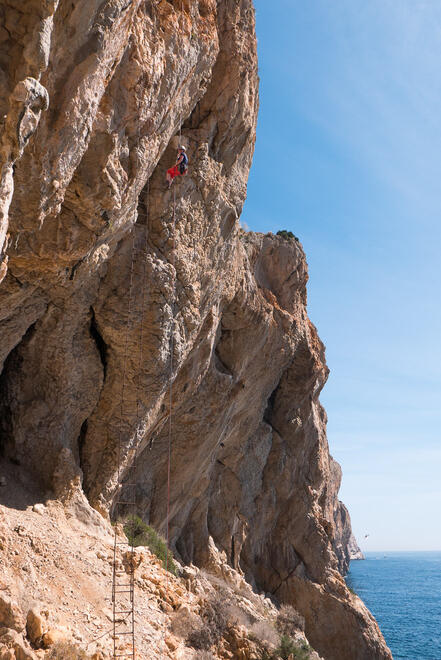 Exposed free hanging abseil