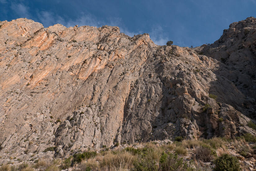 Looking up at Diedros Mágicos in the morning